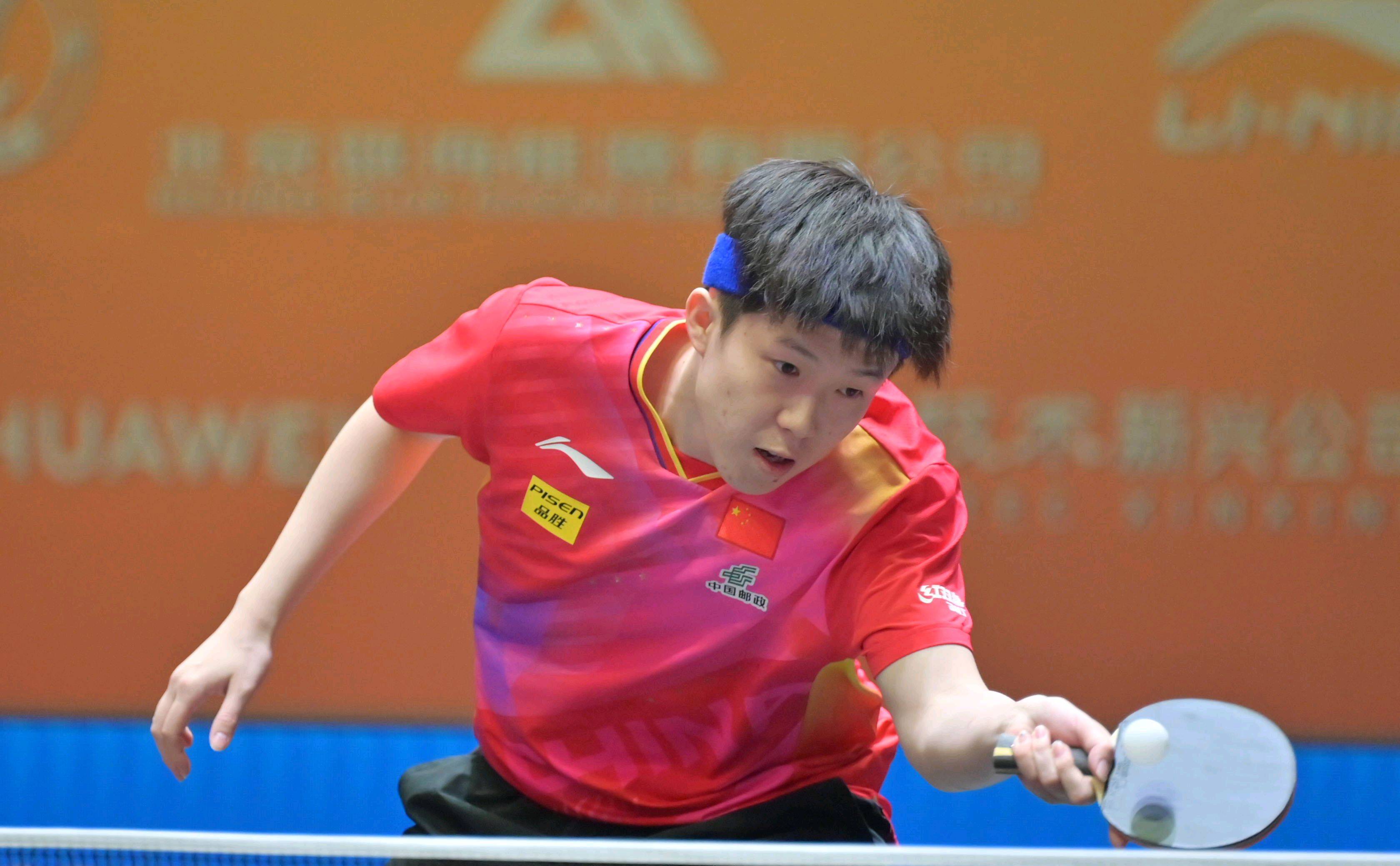 更突显出他 更突显出他